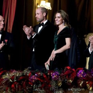 Kate Middleton a participat la evenimentul Royal Variety. Prințesa de Wales a îmbrăcat o rochie verde de catifea