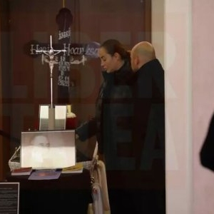 Nidia Moculescu, de nerecunoscut la înmormântarea tatălui ei, Horia Moculescu! Tânăra s-a ascuns sub o pălărie și o pereche de ochelari de soare, dar durerea se citea cu ușurință pe chipul ei