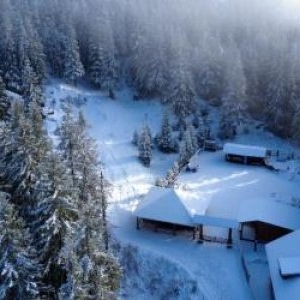 Temperaturile scad cu 10-15 grade de duminică. Meteorologii anunţă că ninsorile se întorc