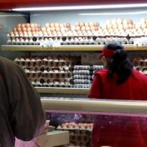 De ce lipsesc ouăle din supermarketuri, chiar dacă producem mai mult decât consumăm