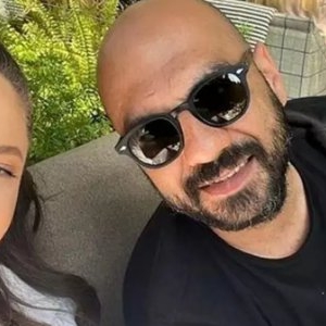 S-au căsătorit? Raluka și iubitul Guy Kouris, cu 22 de ani mai mare, au apărut cu verighetele pe deget: „Te iubesc”. Nu-l mai ține ascuns