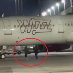 Explicaţia unui pasager din avionul "fugărit" pe pista aeroportului de doi români: "Nu au fost singurii"