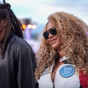 Beyoncé, apariție sexy pe pista de Formula 1. Cântăreața a fost aspru criticată pentru decolteul adânc
