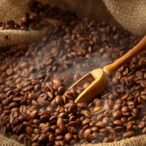 Motivul surprinzător pentru care se adaugă doar o picătură de apă plată în cafea. Explicația științifică