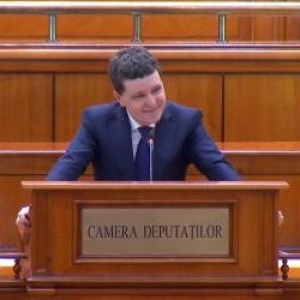 Momentul în care Nicușor Dan este întrerupt de suveraniști în Parlament: "Ajutați România, nu Ucraina!"