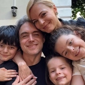 3 copii superbi și un bărbat care o adoră. Cine este soțul "secret" al știristei de la PRO TV: ”Îmi imaginam că are mult mai mulți ani și că umblă într-un costum bătrânicios....”