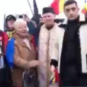 Îmbrăcat în cojoc tradițional, George Simion și-a făcut apariția la parada de 1 Decembrie, de la Alba Iulia, înconjurat de susținători. Însă liderul AUR nu se aștepta la ceea ce a urmat! Ce s-a întâmplat s-a viralizat imediat pe internet!