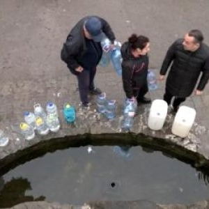 Criza apei a creat cozi în curtea unui liceu din Câmpina. Rezervele de stat rămân singura sursă până luni