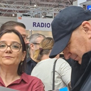 Premierul Bolojan s-a dus sub acoperirea unei "șepci", dar cu SPP-ist, la Târgul de carte Gaudeamus - FOTO/VIDEO