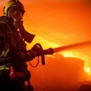 Explozie provocată în urma unei scurgeri de gaze la o butelie într-un bloc din Iași. Un bărbat a suferit arsuri