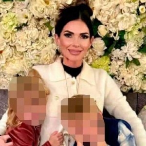  O mamă și gemenii ei, găsiți împușcați în locuință. Femeia se temea că va fi ucisă