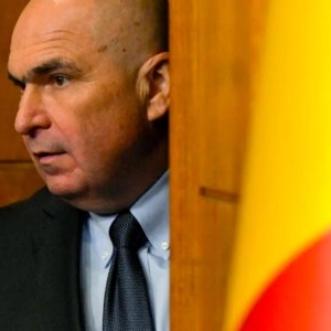 Strategia tăcerii sau sfidare? Ilie Bolojan nu s-a prezentat astăzi în fața plenului reunit al Parlamentului pentru moțiunea de cenzură
