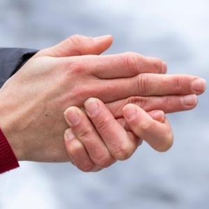 Boala ascunsă în spatele spatele mâinilor reci. Semnalul care îți indică că nu este o reacție normală la frig 