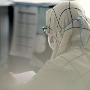 „Super-gripa” H3N2 pune Marea Britanie la încercare: școli închise, spitale pline de oameni și revenirea măștilor în unele regiuni ca în pandemia COVID