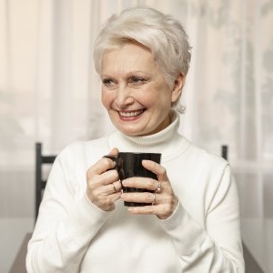 Ce să amesteci în cafeaua de dimineaţă ca să slăbești văzând cu ochii! Trucul simplu pe care femeile istețe îl știu deja