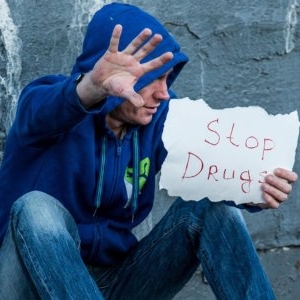 Drogurile distrug familii. O mamă este terorizată de propriul fiu dependent de substanțe interzise: „Dacă suni la poliție, te omor”