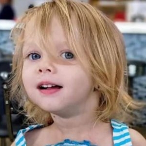 Doi părinți sunt acuzați de moartea fiicei lor. Micuța de doi ani a fost sfâșiată de câinele familiei