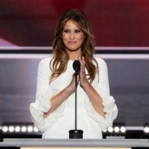 Melania Trump, apariție riscantă într-o bluză transparentă la Casa Albă. Ținuta care a atras toate privirile
