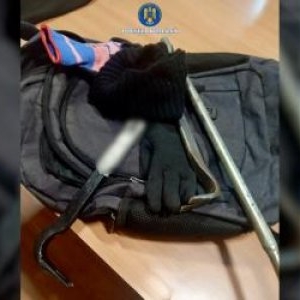 Schema prin care 2 tineri au vrut să ia telefoane din easybox fără să plătească. Poliţia i-a prins în flagrant