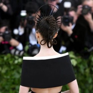 A purtat doar lenjerie intimă pe sub palton și a mers așa la eveniment. Vedeta a devenit anul acesta mamă, dar nu scapă de critici