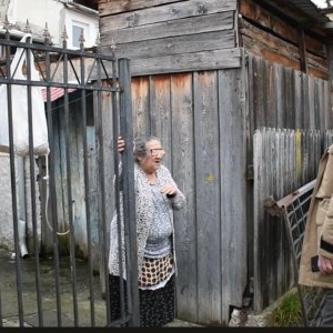 Bătrână sărmană, lăsată fără apă în ajun de sărbători, în România lui Bolojan. Femeia a izbucnit în lacrimi când a auzit că trebuie să achite mii de lei - VIDEO