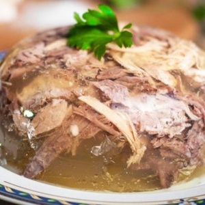 Cât timp se fierbe piftia și cum obții o supă limpede. Secretul celor mai bune gospodine