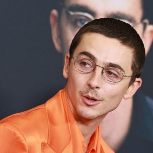Timothée Chalamet și mama sa, într-o apariție rară pe covorul roșu. Cei doi au purtat ținute asortate