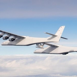 Record absolut în aviație. Singurul avion din lume cu aripi mai late decât un teren de fotbal - Video