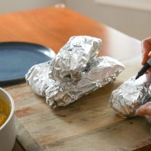 De ce este folia de aluminiu ideală pentru congelarea alimentelor. Trucul pe care toate gospodinele îl știu