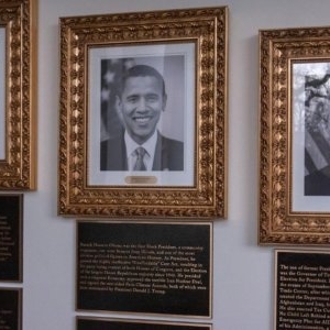 Donald Trump a adăugat descrieri la galeria de portrete ale foștilor președinți SUA. Jigniri pe bandă rulantă pentru Obama și Biden