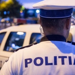 Trei persoane, transportate la spital după ce două maşini s-au ciocnit, iar unul dintre vehicule s-a răsturnat, în București