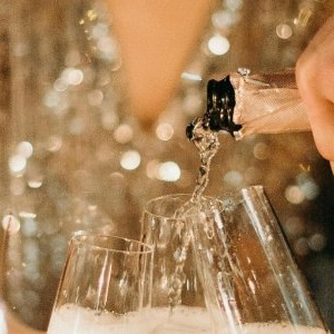 Culorile Revelionului 2026: Ce să porți în noaptea dintre ani pentru a avea parte de fericire