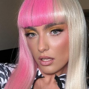 Alexia Eram, criticată pentru bradul ei de Crăciun: „Horoor”. Nu l-a împodobit ea, l-a primit gata făcut și l-a așezat în living”. Cum arată bradul “lux și opulență”