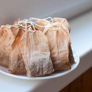 De ce să pui pliculețe de ceai la ferestre iarna. Trucul ieftin și eficient funcționează și pentru geamurile mașinii