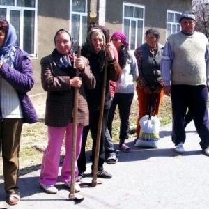 Ilie Bolojan a pus tunurile pe românii puturoși. Se taie ajutoarele sociale pentru cine nu caută loc de muncă