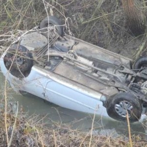 Accident grav în județul Suceava. O femeie a fost rănită, după ce s-a răsturnat cu mașina într-un șanț 