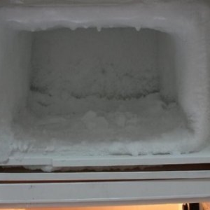De ce îngheață frigiderul în interior iarna. Soluțiile simple și eficiente pe care toate gospodinele trebuie să le știe 
