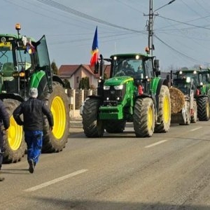 Fermierii ies în stradă: protest de amploare azi în Piața Victoriei. Anca Alexandrescu, prezentă la manifestație