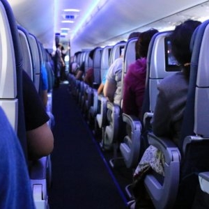 Scandal într-un avion după ce o familie ar fi încercat să urce cu o femeie decedată, pretinzând că aceasta doar doarme