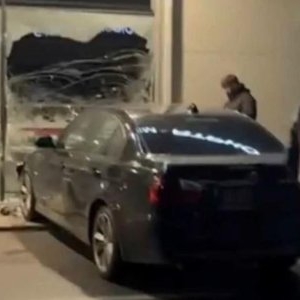 Drifturi terminate în vitrina unui supermarket din Lugoj: un tânăr de 20 de ani s-a ales cu permisul suspendat