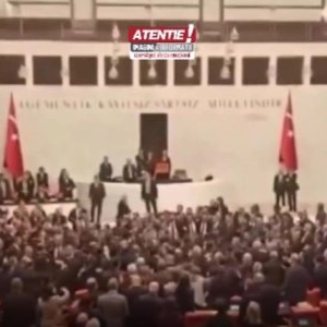 Scandal monstru în Parlament: deputații din Turcia s-au luat la bătaie
