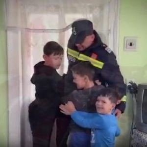 Gest emoționant! Pompierul care a dat o casă unei familii sărmane