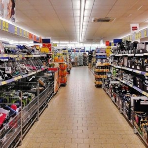 De ce supermarketurile din România sunt construite fără ferestre. Detaliul care îți schimbă perspectiva asupra cumpărăturilor