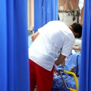 Medici revoltaţi de amânarea creşterii punctului pe serviciu medical: Vindecaţi-i voi pe pacienţi prin OUG-uri