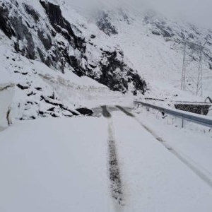 Circulație în condiții de iarnă pe multe șosele din România. Ce zone sunt afectate de ceața deasă și ninsori