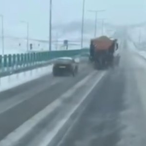 Drumarii trag un semnal de alarmă: șoferii sunt sfătuiți să nu depășească utilajele de deszăpezire și să păstreze distanța – VIDEO