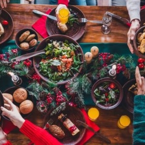 Modalități simple de a evita balonarea după mesele de sărbători. Ce arată specialiștii