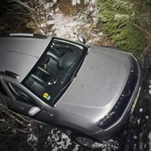 Incident pe un drum forestier, chiar în seara de Crăciun: un autoturism cu șase pasageri a căzut de pe un pod