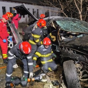 Tragedie pe DN17. Doi tineri au murit după o ciocnire catastrofală între mașini, chiar în a doua zi de Crăciun - FOTO