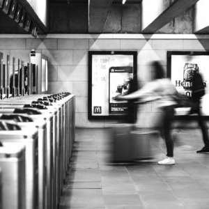 Atac cu cuțitul în metroul din Paris: trei femei rănite, suspectul prins la domiciliu